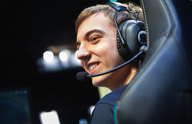 FNC碾压C9，Deft操刀奇招英雄翻盘激烈交锋成都决赛之夜，强势挺进下一轮的简单介绍